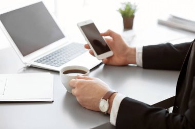 İşadamı ile telefon ve ofiste çalışan kahve