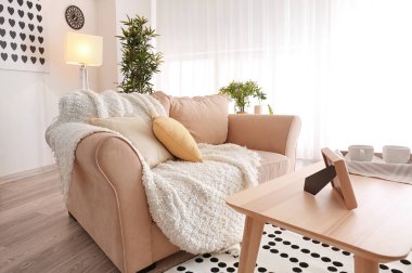 Zarif salon iç rahat kanepe ve tablo ile