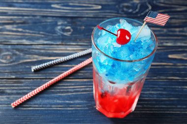 Amerikan bayrağı tablosundaki renkleri kokteyl katmanlı