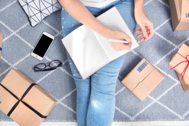 Kadın startupper parsel müşteriler kapalı sevkıyata hazırlanıyor