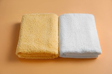 Renkli arka planda temiz havlular