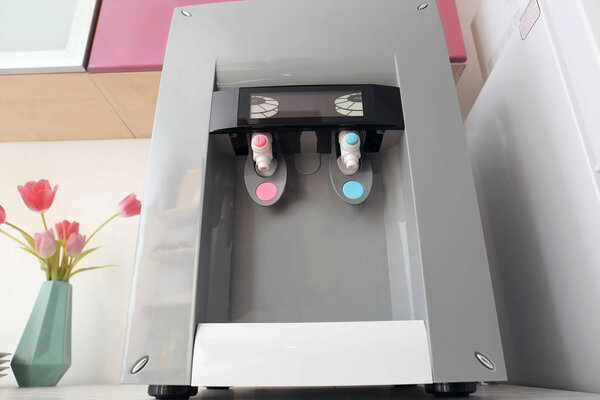 Современный кулер для воды на кухне
