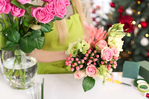 女性の花屋フラワー ショップで美しいブーケを作る — ストック写真