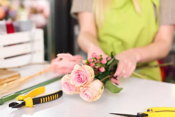 Vrouwelijke Bloemist Maken Prachtige Boeket Bloemenwinkel — Stockfoto