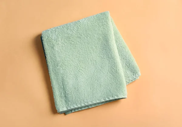 Sauberes Handtuch auf farbigem Hintergrund — Stockfoto
