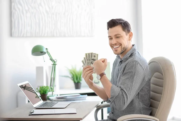 Comerciante financeiro feliz com dinheiro à mesa no escritório. Conceito Forex — Fotografia de Stock