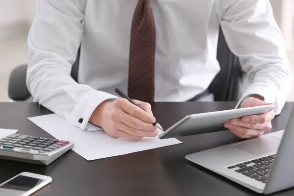 Jonge Man Aan Het Werk Aan Tafel Office Raadpleging Van — Stockfoto