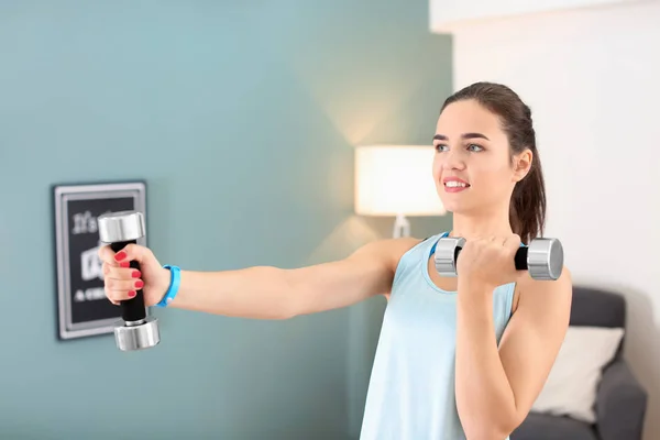 Hermosa Joven Haciendo Ejercicio Fitness Con Pesas Casa — Foto de Stock