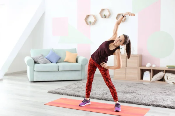 Schöne Junge Frau Macht Fitnesstraining Hause — Stockfoto