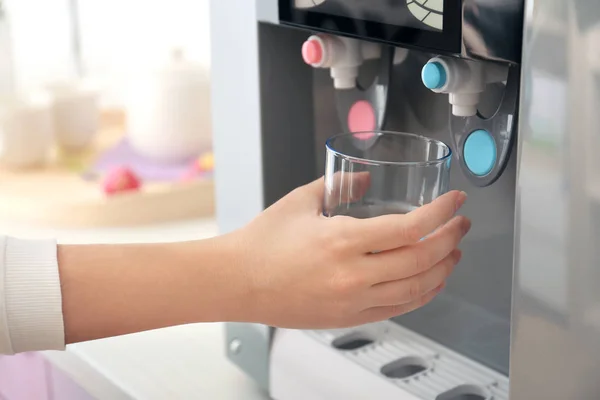 Mujer Llenando Vidrio Enfriador Agua Primer Plano —  Fotos de Stock