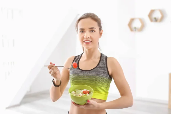 Evde Fitness Eğitimi Sonra Salata Yemek Sportif Genç Kadın — Stok fotoğraf