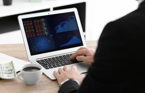 Finanzhändler Mit Laptop Büro Devisenkonzept — Stockfoto