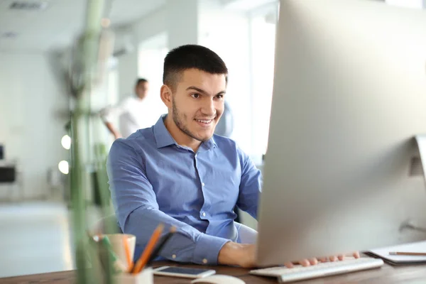 Jeune Homme Travaillant Avec Ordinateur Bureau — Photo