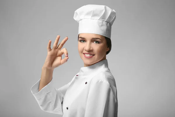 灰色背景下的女厨师肖像 — 图库照片