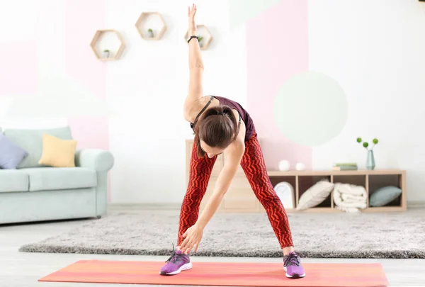 Mooie Jonge Vrouw Doet Fitness Oefening Thuis — Stockfoto