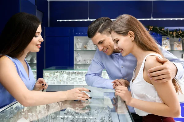 Junges Paar wählt Ring im Juweliergeschäft — Stockfoto