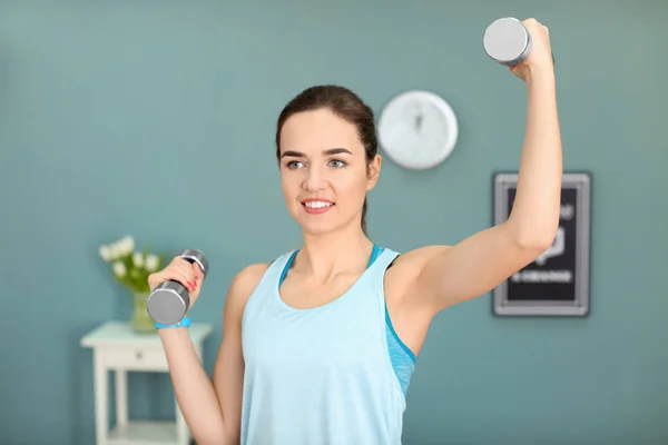 Mooie Jonge Vrouw Doen Fitness Oefening Met Halters Thuis — Stockfoto