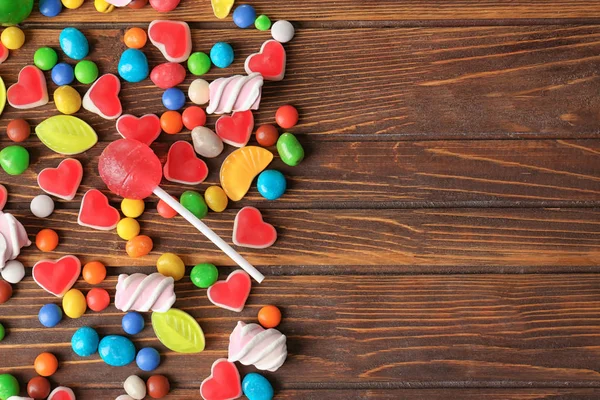 Kleurrijke Snoepjes Houten Achtergrond Plat Leggen — Stockfoto