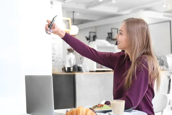 Jeune Femme Prenant Selfie Dans Café — Photo