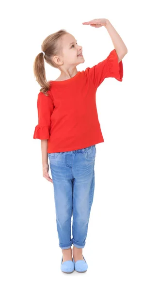 Niña midiendo altura sobre fondo blanco — Foto de Stock