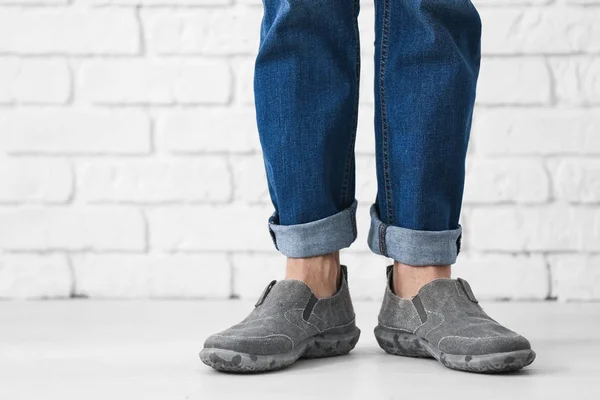 Homem em sapatos casuais perto da parede de tijolo — Fotografia de Stock
