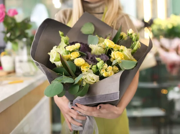Florista feminina segurando belo buquê na loja de flores — Fotografia de Stock