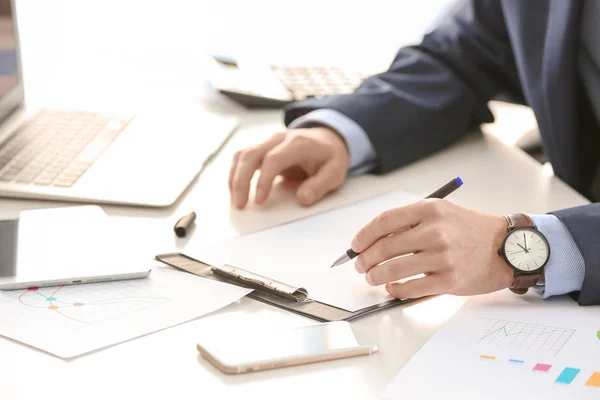 Jonge Man Aan Het Werk Aan Tafel Office Raadpleging Van — Stockfoto