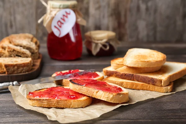 Roti Yang Lezat Dengan Selai Manis Atas Meja Kayu — Stok Foto
