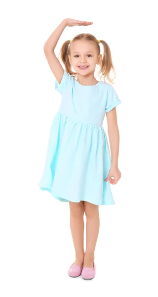 Kleines Mädchen misst Höhe auf weißem Hintergrund — Stockfoto