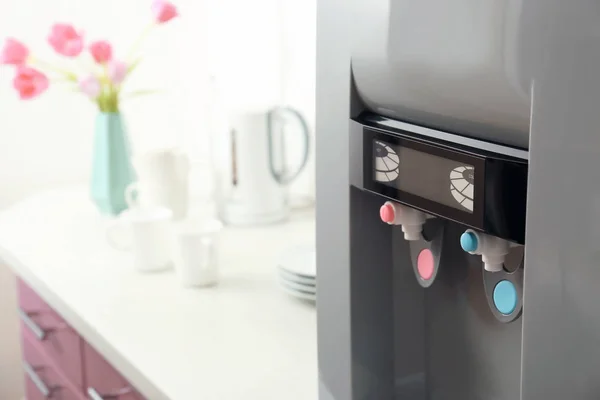 Refrigerador de água moderno na mesa na cozinha — Fotografia de Stock