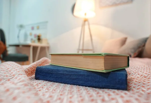 Libros Sobre Cama Habitación Los Niños Modernos — Foto de Stock