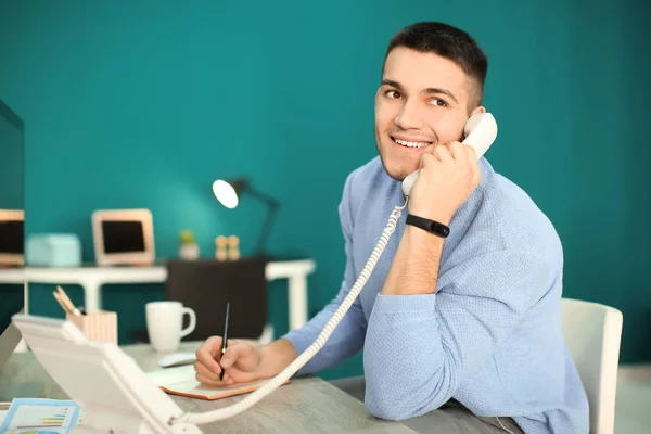 Joven Que Trabaja Oficina — Foto de Stock