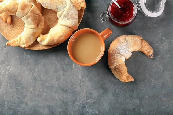 Roti Sabit Lezat Dan Secangkir Kopi Dengan Latar Belakang Abu — Stok Foto