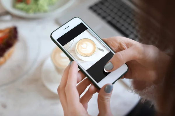 Ung Kvinna Att Foto Läcker Drink Med Mobiltelefon Närbild — Stockfoto