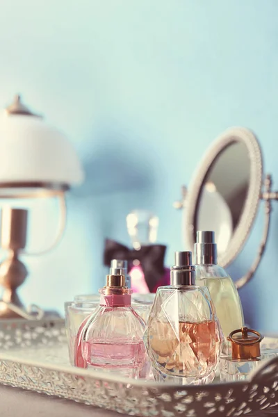 Лоток з пляшками парфумів на столі — стокове фото