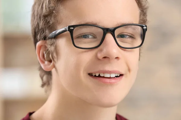 Teenager mit Hörgerät drinnen — Stockfoto