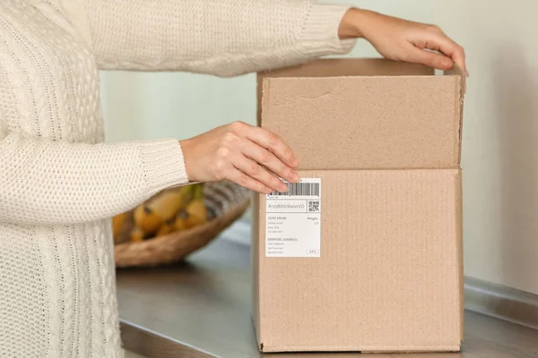 Junge Frau Packt Paket Haus Aus — Stockfoto