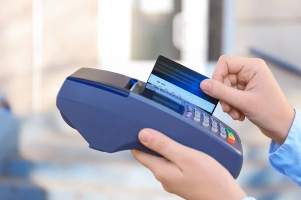 Frau benutzt Bankterminal für Kreditkartenzahlung im Freien — Stockfoto