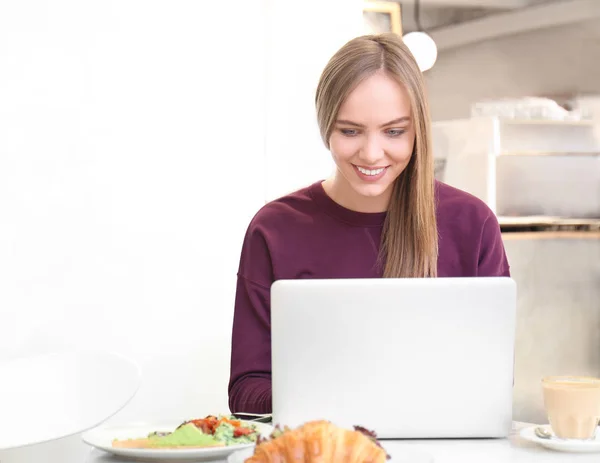 Junge Frau Benutzt Laptop Café — Stockfoto