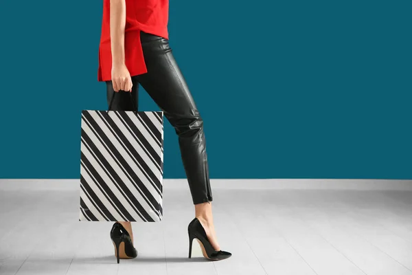 Giovane Donna Con Shopping Bag Contro Parete Colori — Foto Stock