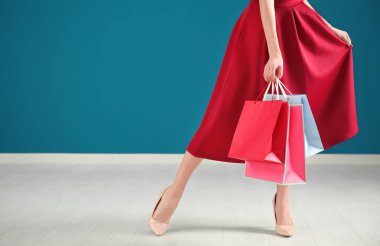 Alışveriş torbaları renk duvara olan kadın