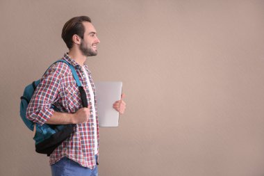 Renk arka plan üstünde laptop ile öğrenci