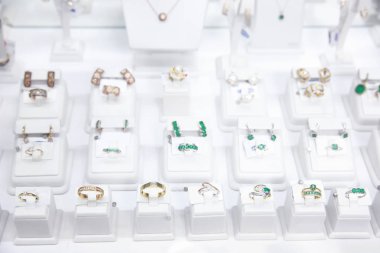 Takı Dükkanı ile vitrin