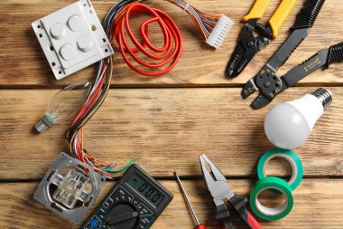 Ahşap arka plan üzerinde farklı elektrik araçları