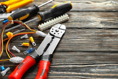 Ahşap arka plan üzerinde farklı elektrik araçları