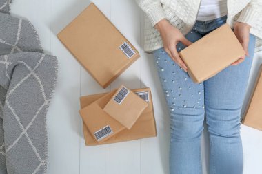 Kadın startupper parsel müşteriler kapalı sevkıyata hazırlanıyor