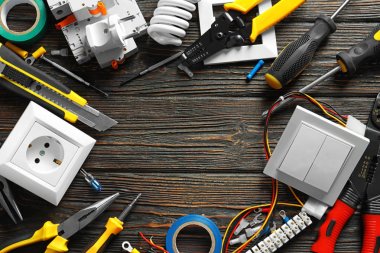 Ahşap arka plan üzerinde farklı elektrik araçları