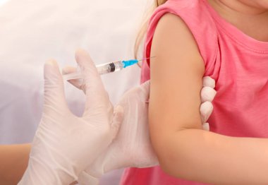 Küçük çocuk kliniğinde telkih doktor
