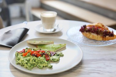 Masada lezzetli yemekler var.