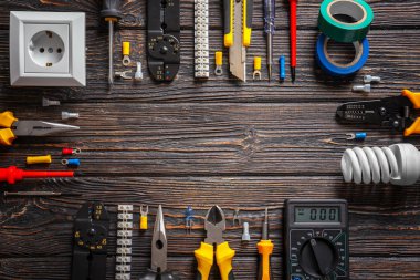 Ahşap arka plan üzerinde farklı elektrik araçları